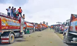 नेपाल-भारत बॉर्डर के सिर्फ एक चेकप्वाइंट पर फंसे 600 कंटेनर! भारतीय सामानों पर टैक्स लगा कैसे फंसी बालेन सरकार नेपाल-भारत बॉर्डर के सिर्फ एक चेकप्वाइंट पर फंसे 600 कंटेनर! भारतीय सामानों पर टैक्स लगा कैसे फंसी बालेन सरकार