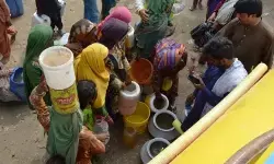 पाकिस्तान - कराची में त्राहि-त्राहि: दूसरे हफ्ते भी पानी का गंभीर संकट बरकरार, बूंद-बूंद को मोहताज हुए लोग पाकिस्तान - कराची में त्राहि-त्राहि: दूसरे हफ्ते भी पानी का गंभीर संकट बरकरार, बूंद-बूंद को मोहताज हुए लोग