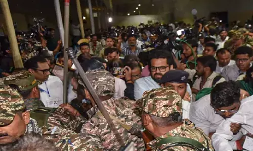 बंगाल में बवाल, स्ट्रॉन्ग रूम के बाहर टीएमसी- भाजपा का हंगामा, घंटों ईवीएम स्ट्रॉन्ग रूम में रहीं ममता बनर्जी बंगाल में बवाल, स्ट्रॉन्ग रूम के बाहर टीएमसी- भाजपा का हंगामा, घंटों ईवीएम स्ट्रॉन्ग रूम में रहीं ममता बनर्जी