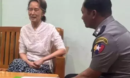 म्यांमार की नेता आंग सान सू की जेल से रिहा, घर में नजरबंद म्यांमार की नेता आंग सान सू की जेल से रिहा, घर में नजरबंद