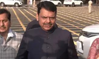 महाराष्ट्र दिवस पर सीएम फडणवीस ने संयुक्त आंदोलन के लिए जान कुर्बान करने वालों को दी श्रद्धांजलि