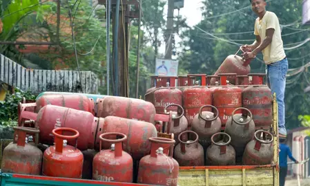 कमर्शियल एलपीजी सिलेंडर की कीमत 993 रुपए बढ़ी, घरेलू उपभोक्ताओं के लिए जारी रहेगी राहत कमर्शियल एलपीजी सिलेंडर की कीमत 993 रुपए बढ़ी, घरेलू उपभोक्ताओं के लिए जारी रहेगी राहत