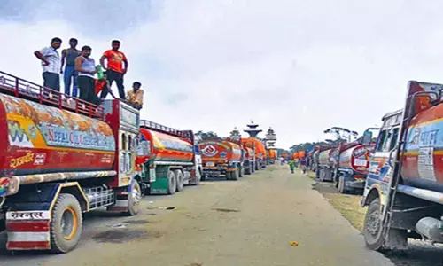 नेपाल-भारत बॉर्डर के सिर्फ एक चेकप्वाइंट पर फंसे 600 कंटेनर! भारतीय सामानों पर टैक्स लगा कैसे फंसी बालेन सरकार