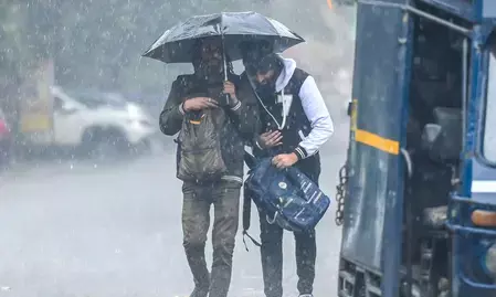 यूपी में कुदरत का कहर: तूफान और भारी बारिश से दो दिनों में 24 की मौत, सीएम योगी ने किया मुआवजे का ऐलान यूपी में कुदरत का कहर: तूफान और भारी बारिश से दो दिनों में 24 की मौत, सीएम योगी ने किया मुआवजे का ऐलान