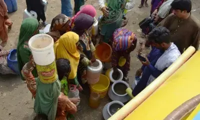 पाकिस्तान - कराची में त्राहि-त्राहि: दूसरे हफ्ते भी पानी का गंभीर संकट बरकरार, बूंद-बूंद को मोहताज हुए लोग पाकिस्तान - कराची में त्राहि-त्राहि: दूसरे हफ्ते भी पानी का गंभीर संकट बरकरार, बूंद-बूंद को मोहताज हुए लोग