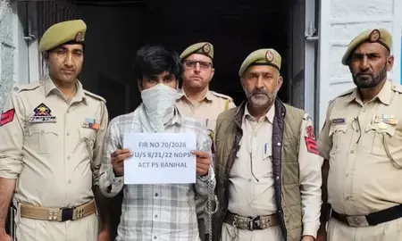 जम्मू-कश्मीर: रामबन पुलिस ने ड्रग तस्कर को किया गिरफ्तार, नशीला पदार्थ बरामद जम्मू-कश्मीर: रामबन पुलिस ने ड्रग तस्कर को किया गिरफ्तार, नशीला पदार्थ बरामद