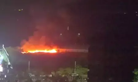 महाराष्ट्र : कल्याण डंपिंग ग्राउंड में भीषण आग, धुएं से घुटा इलाका महाराष्ट्र : कल्याण डंपिंग ग्राउंड में भीषण आग, धुएं से घुटा इलाका