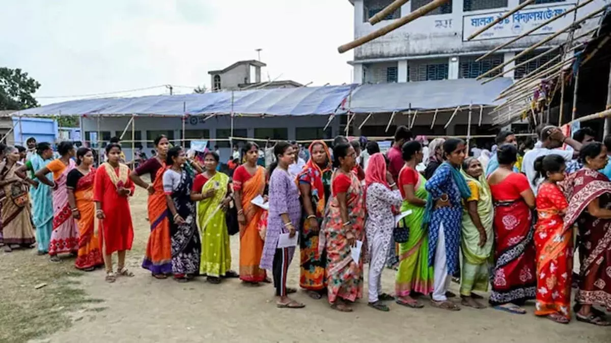 बंगाल चुनाव: 15 बूथों पर री-पोलिंग, मतदाताओं में उत्साह बंगाल चुनाव: 15 बूथों पर री-पोलिंग, मतदाताओं में उत्साह