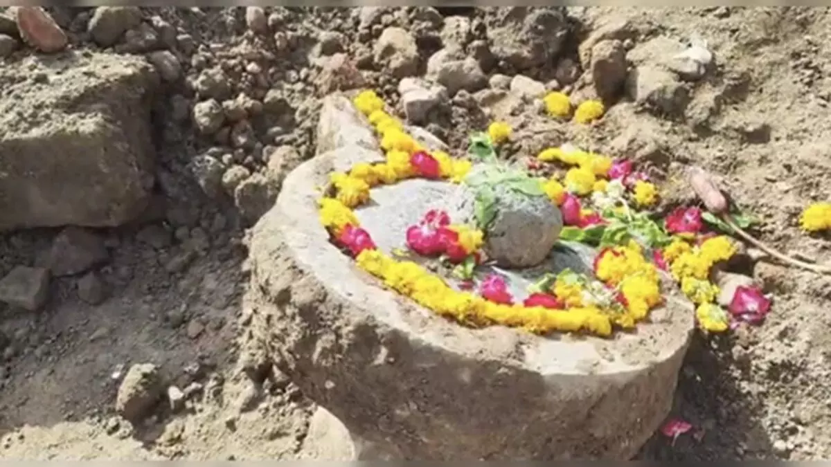 MP News: महाकाल मंदिर परिसर में खुदाई के दौरान मिला प्राचीन शिवलिंग, 2100 वर्ष पुराना होने का अनुमान MP News: महाकाल मंदिर परिसर में खुदाई के दौरान मिला प्राचीन शिवलिंग, 2100 वर्ष पुराना होने का अनुमान