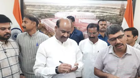 लोकसभा अध्यक्ष ओम बिरला ने अपने संसदीय क्षेत्र में सुनीं लोगों की समस्याएं लोकसभा अध्यक्ष ओम बिरला ने अपने संसदीय क्षेत्र में सुनीं लोगों की समस्याएं