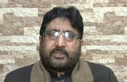 खुले में नमाज पर इलाहाबाद हाईकोर्ट के फैसले पर सियासी बवाल, शिया बोर्ड ने जताई आपत्ति खुले में नमाज पर इलाहाबाद हाईकोर्ट के फैसले पर सियासी बवाल, शिया बोर्ड ने जताई आपत्ति