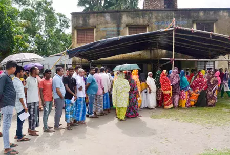 पश्चिम बंगाल में 15 बूथों पर हुए पुनर्मतदान में 90.61 प्रतिशत हुई वोटिंग पश्चिम बंगाल में 15 बूथों पर हुए पुनर्मतदान में 90.61 प्रतिशत हुई वोटिंग