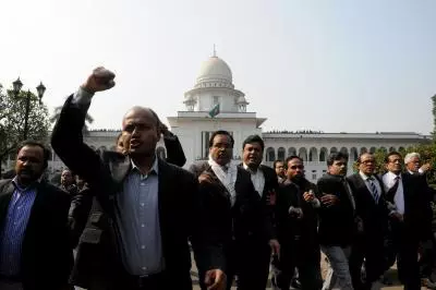 बांग्लादेश बार एसोसिएशन चुनाव: अवामी लीग से जुड़े वकीलों के नामांकन रद्द होने पर वैश्विक आलोचना बांग्लादेश बार एसोसिएशन चुनाव: अवामी लीग से जुड़े वकीलों के नामांकन रद्द होने पर वैश्विक आलोचना