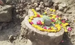 MP News: महाकाल मंदिर परिसर में खुदाई के दौरान मिला प्राचीन शिवलिंग, 2100 वर्ष पुराना होने का अनुमान MP News: महाकाल मंदिर परिसर में खुदाई के दौरान मिला प्राचीन शिवलिंग, 2100 वर्ष पुराना होने का अनुमान