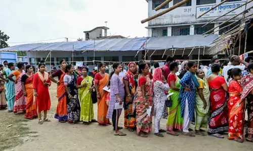 बंगाल चुनाव: 15 बूथों पर री-पोलिंग, मतदाताओं में उत्साह
