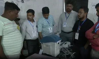 पश्चिम बंगाल चुनाव : दक्षिण 24 परगना जिले में 15 बूथों पर दोबारा वोटिंग, कतारों में खड़े नजर आए मतदाता