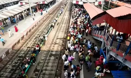 बिहार: जनसाधारण एक्सप्रेस से धुआं निकलने से सिमरी बख्तियारपुर रेलवे स्टेशन पर अफरातफरी बिहार: जनसाधारण एक्सप्रेस से धुआं निकलने से सिमरी बख्तियारपुर रेलवे स्टेशन पर अफरातफरी