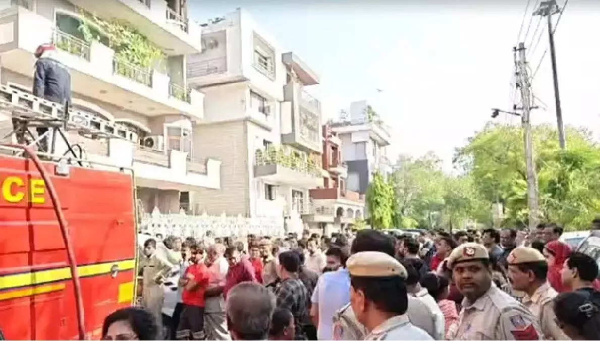 दिल्ली के विवेक विहार में भीषण अग्निकांड, AC में ब्लास्ट के बाद 9 लोगों की मौत दिल्ली के विवेक विहार में भीषण अग्निकांड, AC में ब्लास्ट के बाद 9 लोगों की मौत