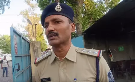देवास के एक फैक्ट्री में आग फैलने से रोकने के लिए किए जा रहे हर संभव प्रयास : थाना प्रभारी देवास के एक फैक्ट्री में आग फैलने से रोकने के लिए किए जा रहे हर संभव प्रयास : थाना प्रभारी