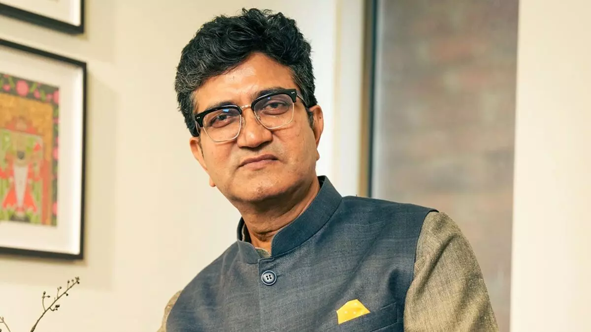 प्रसून जोशी बने प्रसार भारती के नए अध्यक्ष, सरकार ने की नियुक्ति की घोषणा प्रसून जोशी बने प्रसार भारती के नए अध्यक्ष, सरकार ने की नियुक्ति की घोषणा
