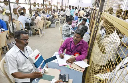 तमिलनाडु चुनाव: कल आने वाले नतीजों से पहले मतगणना केंद्रों पर 18,000 पुलिसकर्मी तैनात तमिलनाडु चुनाव: कल आने वाले नतीजों से पहले मतगणना केंद्रों पर 18,000 पुलिसकर्मी तैनात