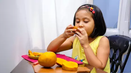 गर्मियों में आम खाना क्यों माना जाता है सेहत का खजाना? जानिए इसे खाने का सही समय गर्मियों में आम खाना क्यों माना जाता है सेहत का खजाना? जानिए इसे खाने का सही समय