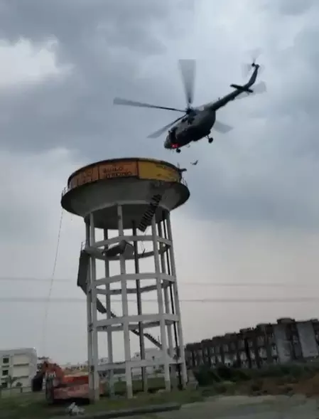 आसमान से उतरी देवदूत बनी वायुसेना: ऊंची टंकी पर फंसे बच्चों का हेलीकॉप्टर से सफल रेस्क्यू आसमान से उतरी देवदूत बनी वायुसेना: ऊंची टंकी पर फंसे बच्चों का हेलीकॉप्टर से सफल रेस्क्यू