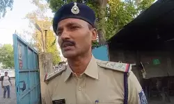 देवास के एक फैक्ट्री में आग फैलने से रोकने के लिए किए जा रहे हर संभव प्रयास : थाना प्रभारी देवास के एक फैक्ट्री में आग फैलने से रोकने के लिए किए जा रहे हर संभव प्रयास : थाना प्रभारी