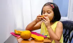गर्मियों में आम खाना क्यों माना जाता है सेहत का खजाना? जानिए इसे खाने का सही समय गर्मियों में आम खाना क्यों माना जाता है सेहत का खजाना? जानिए इसे खाने का सही समय