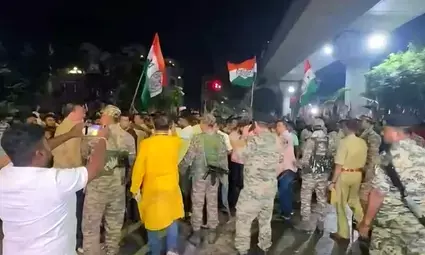 बंगाल चुनाव: बिधाननगर मतगणना केंद्र पर भारी बवाल, TMC और BJP कार्यकर्ताओं के बीच जमकर हुई झड़प बंगाल चुनाव: बिधाननगर मतगणना केंद्र पर भारी बवाल, TMC और BJP कार्यकर्ताओं के बीच जमकर हुई झड़प