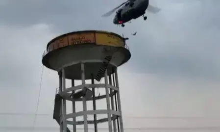 आसमान से उतरी देवदूत बनी वायुसेना: ऊंची टंकी पर फंसे बच्चों का हेलीकॉप्टर से सफल रेस्क्यू आसमान से उतरी देवदूत बनी वायुसेना: ऊंची टंकी पर फंसे बच्चों का हेलीकॉप्टर से सफल रेस्क्यू