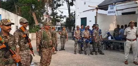 पश्चिम बंगाल में मतगणना, ड्रोन कैमरों और केंद्रीय बलों की निगरानी में ईवीएम पश्चिम बंगाल में मतगणना, ड्रोन कैमरों और केंद्रीय बलों की निगरानी में ईवीएम