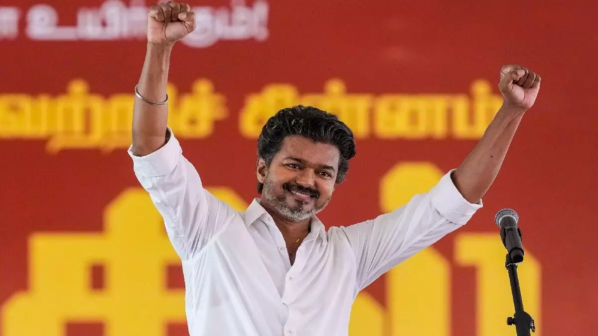 तमिलनाडु में बड़ा सियासी उलटफेर: विजय की TVK बनी सबसे बड़ी पार्टी, DMK को झटका तमिलनाडु में बड़ा सियासी उलटफेर: विजय की TVK बनी सबसे बड़ी पार्टी, DMK को झटका