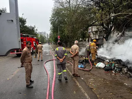 गाजियाबाद: वसुंधरा की झुग्गियों में लगी भीषण आग, आसमान में उठा धुएं का गुबार; दमकल की तत्परता से टला बड़ा हादसा गाजियाबाद: वसुंधरा की झुग्गियों में लगी भीषण आग, आसमान में उठा धुएं का गुबार; दमकल की तत्परता से टला बड़ा हादसा