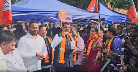 सीएम देवेंद्र फडणवीस ने नेताओं और कार्यकर्ताओं के साथ झालमुड़ी खाकर मनाया जीत का जश्न सीएम देवेंद्र फडणवीस ने नेताओं और कार्यकर्ताओं के साथ झालमुड़ी खाकर मनाया जीत का जश्न