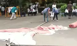 रुझानों में हार के साथ ही स्टालिन की पार्टी दफ्तर से उखड़ने लगे टेंट, द्रमुक को तीसरे नंबर पर देख लौटने लगे समर्थक रुझानों में हार के साथ ही स्टालिन की पार्टी दफ्तर से उखड़ने लगे टेंट, द्रमुक को तीसरे नंबर पर देख लौटने लगे समर्थक