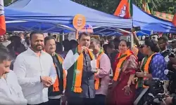 सीएम देवेंद्र फडणवीस ने नेताओं और कार्यकर्ताओं के साथ झालमुड़ी खाकर मनाया जीत का जश्न सीएम देवेंद्र फडणवीस ने नेताओं और कार्यकर्ताओं के साथ झालमुड़ी खाकर मनाया जीत का जश्न