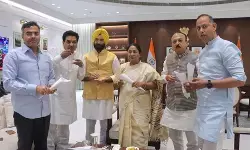 मंत्री प्रवेश वर्मा ने बंगाल और असम में भाजपा की जीत पर जताई खुशी, जलेबी और झालमुड़ी बांटी मंत्री प्रवेश वर्मा ने बंगाल और असम में भाजपा की जीत पर जताई खुशी, जलेबी और झालमुड़ी बांटी