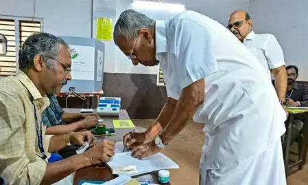केरल चुनाव परिणाम 2026: बड़ा उलटफेर! शुरुआती रुझानों में CM पिनाराई विजयन पीछे; कांग्रेस नीत UDF ने बनाई भारी बढ़त