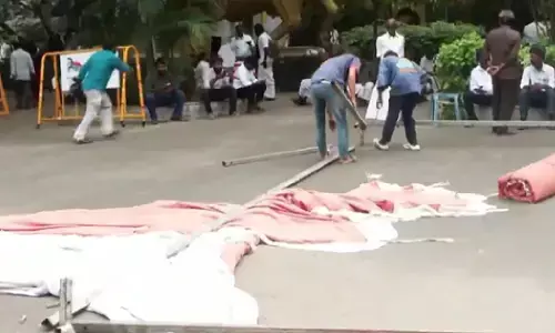 रुझानों में हार के साथ ही स्टालिन की पार्टी दफ्तर से उखड़ने लगे टेंट, द्रमुक को तीसरे नंबर पर देख लौटने लगे समर्थक रुझानों में हार के साथ ही स्टालिन की पार्टी दफ्तर से उखड़ने लगे टेंट, द्रमुक को तीसरे नंबर पर देख लौटने लगे समर्थक