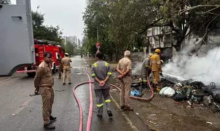 गाजियाबाद: वसुंधरा की झुग्गियों में लगी भीषण आग, आसमान में उठा धुएं का गुबार; दमकल की तत्परता से टला बड़ा हादसा गाजियाबाद: वसुंधरा की झुग्गियों में लगी भीषण आग, आसमान में उठा धुएं का गुबार; दमकल की तत्परता से टला बड़ा हादसा