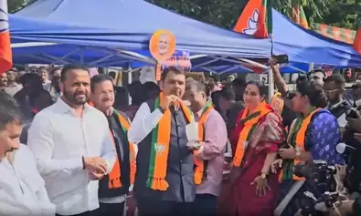 सीएम देवेंद्र फडणवीस ने नेताओं और कार्यकर्ताओं के साथ झालमुड़ी खाकर मनाया जीत का जश्न सीएम देवेंद्र फडणवीस ने नेताओं और कार्यकर्ताओं के साथ झालमुड़ी खाकर मनाया जीत का जश्न