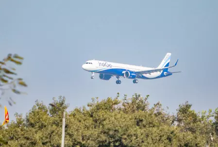 यात्री के निजी इलेक्ट्रॉनिक डिवाइस में आग लगने के बाद इंडिगो की फ्लाइट को कराया गया खाली, सभी यात्री सुरक्षित यात्री के निजी इलेक्ट्रॉनिक डिवाइस में आग लगने के बाद इंडिगो की फ्लाइट को कराया गया खाली, सभी यात्री सुरक्षित