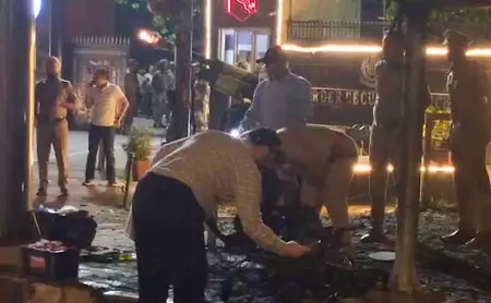 जालंधर में बीएसएफ चौक के पास स्कूटी में विस्फोट के बाद लगी आग, जांच में जुटी पुलिस जालंधर में बीएसएफ चौक के पास स्कूटी में विस्फोट के बाद लगी आग, जांच में जुटी पुलिस
