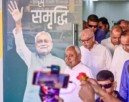 बिहार: नीतीश कुमार ने पटना में जदयू कार्यालय का अचानक दौरा किया बिहार: नीतीश कुमार ने पटना में जदयू कार्यालय का अचानक दौरा किया