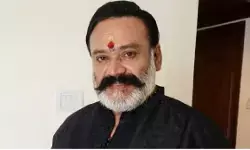 कार एक्सीडेंट में मलयालम अभिनेता संतोष नायर का निधन, इलाज के दौरान आया हार्टअटैक, पत्नी की हालत नाजुक कार एक्सीडेंट में मलयालम अभिनेता संतोष नायर का निधन, इलाज के दौरान आया हार्टअटैक, पत्नी की हालत नाजुक