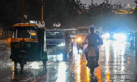 एनसीआर में बदला मौसम का मिजाज: आज भी गरज-चमक के साथ बारिश के आसार, हवा हुई साफ एनसीआर में बदला मौसम का मिजाज: आज भी गरज-चमक के साथ बारिश के आसार, हवा हुई साफ