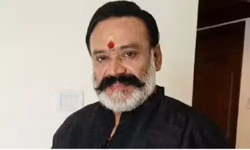 कार एक्सीडेंट में मलयालम अभिनेता संतोष नायर का निधन, इलाज के दौरान आया हार्टअटैक, पत्नी की हालत नाजुक कार एक्सीडेंट में मलयालम अभिनेता संतोष नायर का निधन, इलाज के दौरान आया हार्टअटैक, पत्नी की हालत नाजुक