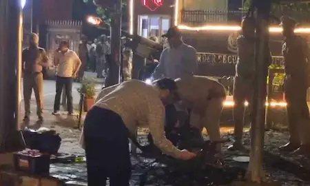 जालंधर में बीएसएफ चौक के पास स्कूटी में विस्फोट के बाद लगी आग, जांच में जुटी पुलिस जालंधर में बीएसएफ चौक के पास स्कूटी में विस्फोट के बाद लगी आग, जांच में जुटी पुलिस