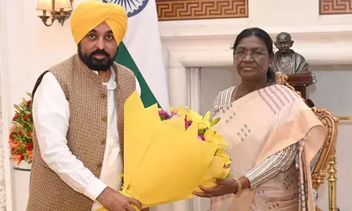 पंजाब के मुख्यमंत्री भगवंत सिंह मान ने राष्ट्रपति से की मुलाकात, ‘पंजाब के गद्दार’ राज्यसभा सदस्यों की सदस्यता रद्द करने की मांग की पंजाब के मुख्यमंत्री भगवंत सिंह मान ने राष्ट्रपति से की मुलाकात, ‘पंजाब के गद्दार’ राज्यसभा सदस्यों की सदस्यता रद्द करने की मांग की